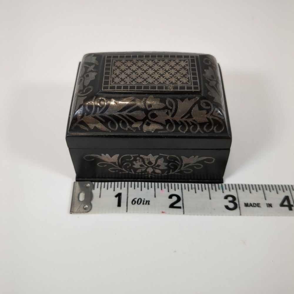 Bidri metal handcrafted floral silver inlay small trinket box - Picture 10 of 12